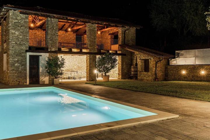 Casale per 9 persone, con Balcone e Idromassaggio nonché Terrazza e Giardino in Langhe