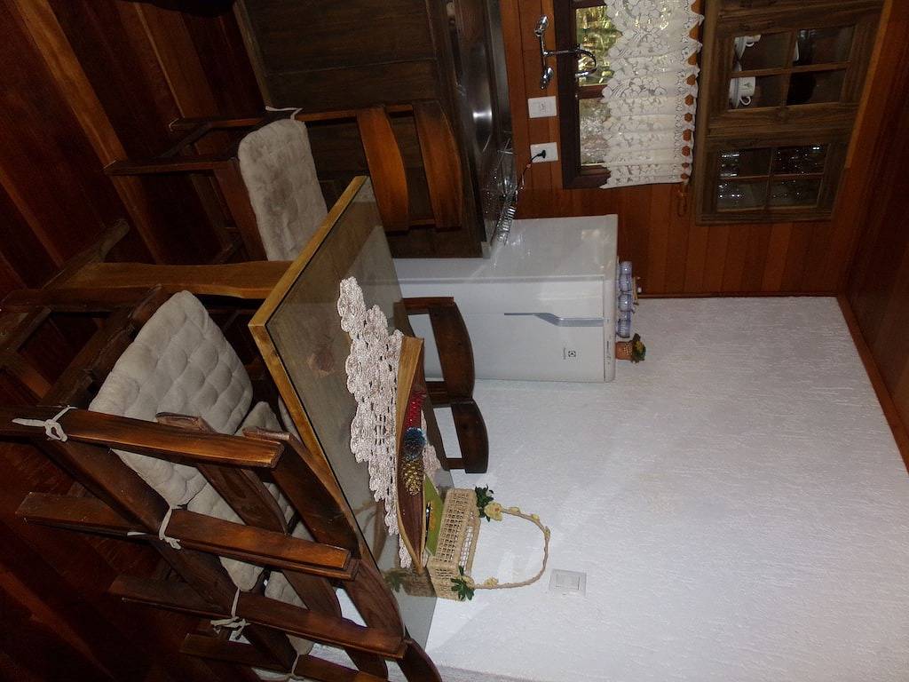 Weißes Schneechalet in der Gebirgsrasenecke in Gramado, Rio Grande do Sul