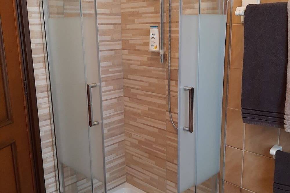 Appartamento intero, Appartamento Classico Con 2 Camere Ampie E 2 Balconi in Piacenza, Provincia di Piacenza