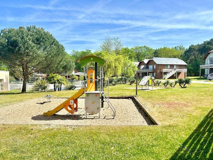 Gîte pour 4 personnes, avec Terrasse ainsi que Piscine et Vue à Chaveignes - 4