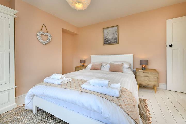 Beautifully refurbished holiday home in the centre of Abersoch with parking. in Abersoch, Gwynedd