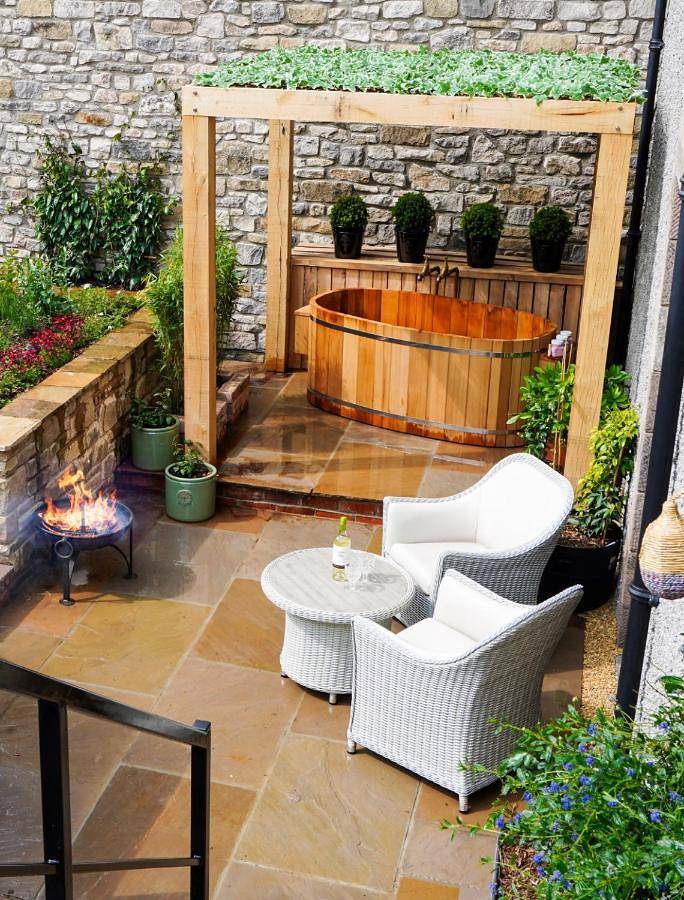 Entire apartment, Peak District Romantic Courtyard Loft, with Outdoor Japanese Whirlpool Bath in Winster, Derbyshire