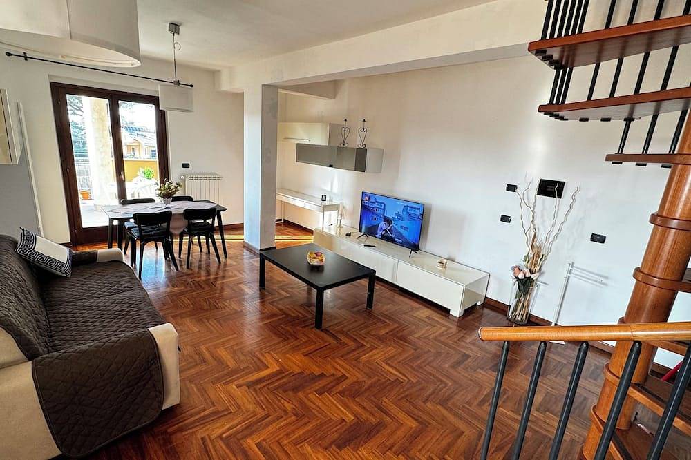 Entire apartment, Evaguesthouse, familyfriendly bilevel with a large terrace, 10 minutes from Rome in Marino, Parco Regionale dei Castelli Romani