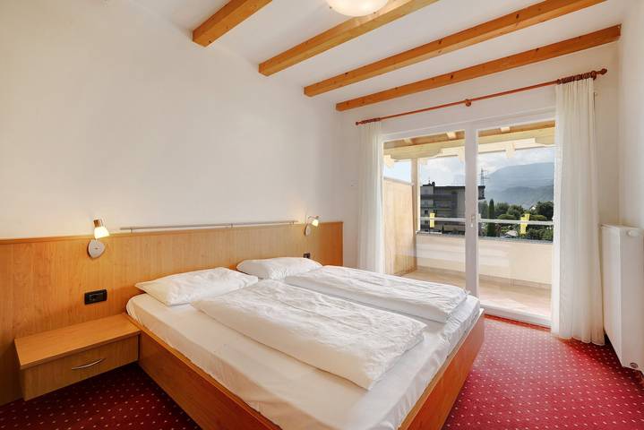 Appartamento intero, Appartamento vacanze "Weinsepphof 7" con vista montagna, piscina, Wi-Fi, giardino e balcone in Lana di Mezzo, Lana
