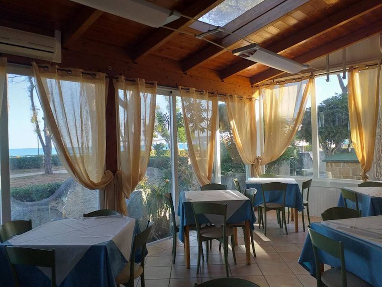 Spaziosa camera doppia a due passi dal mare #1 in Costa Adriatica Abruzzo