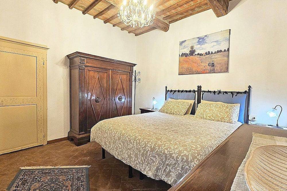 Villa Monasia: A characteristic and welcoming two-story apartment that is part of an ancient country house made of stone, with Free Wi-Fi. in Alberi, Chianti