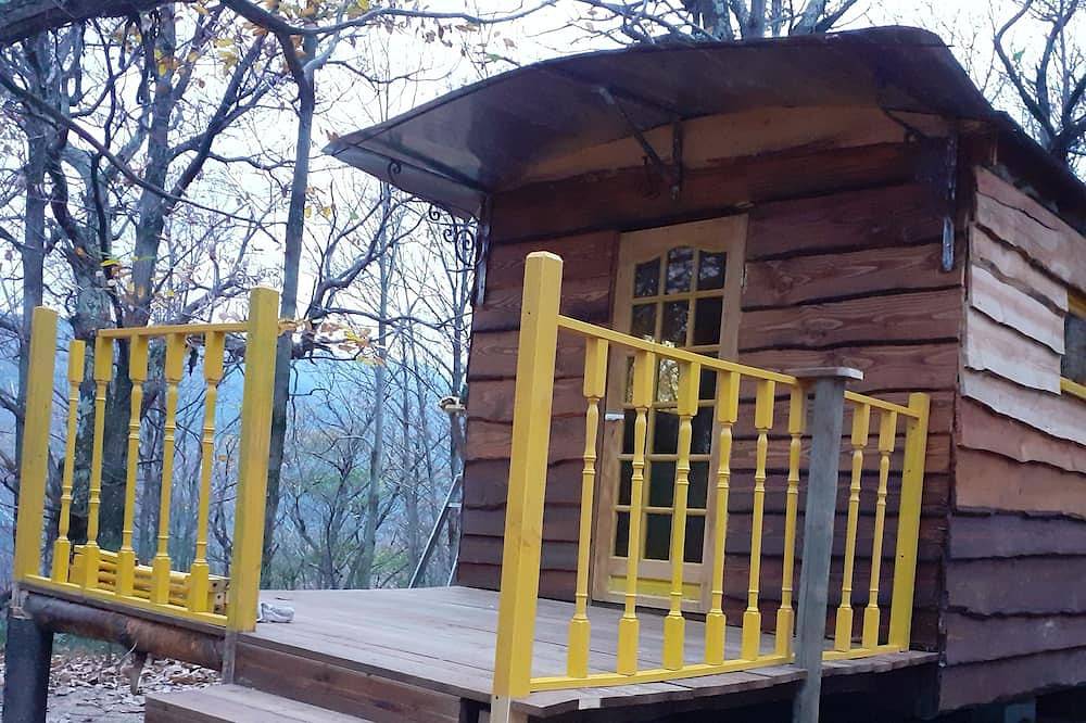 Back to basics the Daffodil trailer close to the hiking trails in Valgorge, Parc naturel régional des Monts d'Ardèche