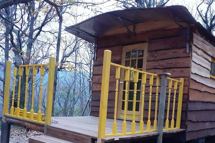 Cabane en bois pour 4 personnes, avec terrasse et piscine