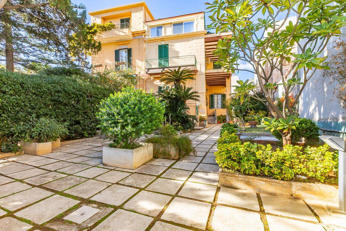 Apartamento entero, Sea View Charm: Mondello Apartment with Terrace in Playa Mondello, Palermo