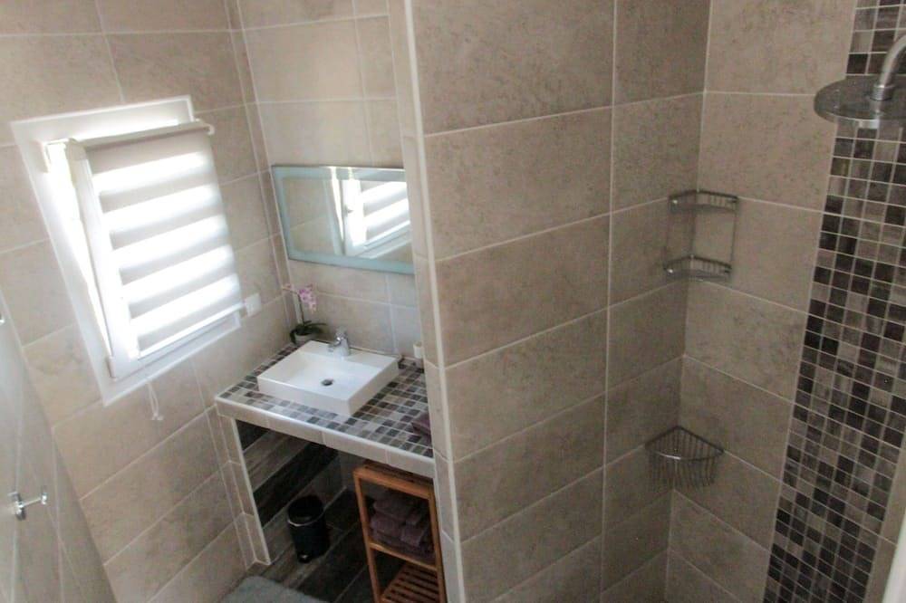 Apartamento entero, Suite La Calade at the foot of Mt Ventoux with swimming pool in Malaucène, Parque natural regional del Mont Ventoux