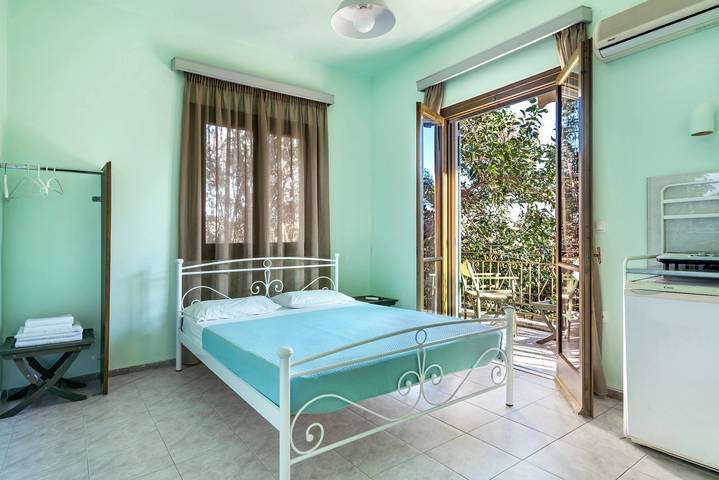 Entire studio, Studio Apartment 'Old Boat Double Studio 4' with Sea View, Wi-Fi and Air Conditioning in Nikiana, Alexandros