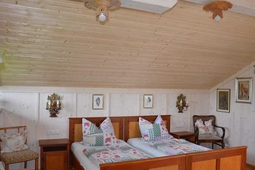 Ganze Wohnung, Ferienwohnung Hochries, Dachgeschoss, 48 qm in Bad Feilnbach, Alpenland Tegernsee Schliersee