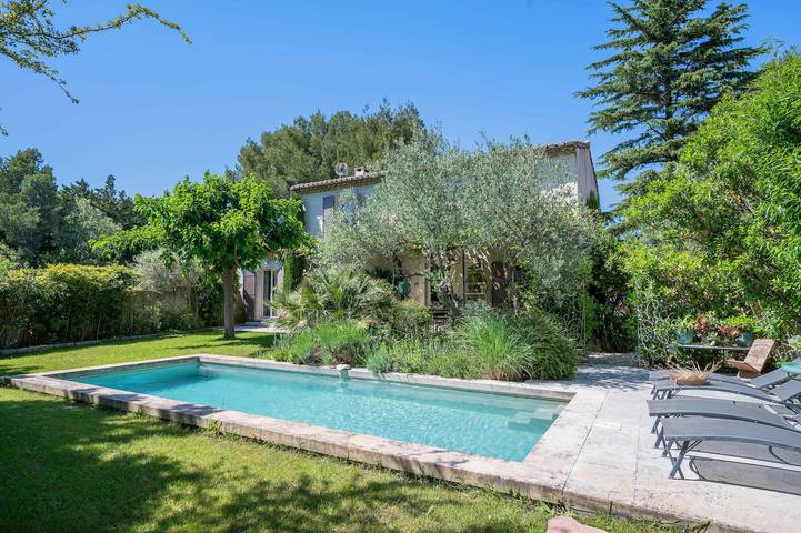 Location de vacances pour 10 personnes, avec jardin et piscine, animaux acceptés à Paradou