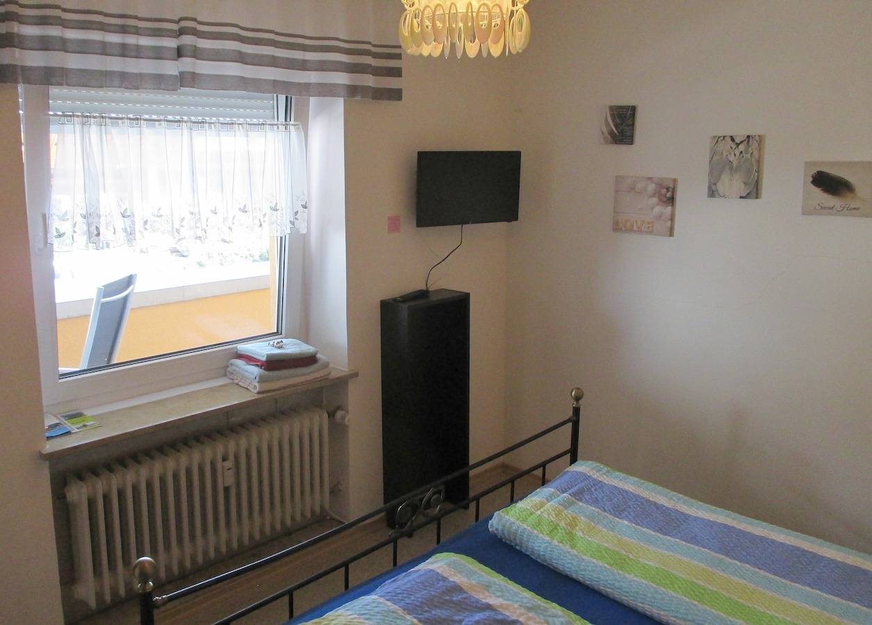 Entire holiday apartment, Ferienwohnung Vogelnest (22qm) ohne Küche mit Doppelbett und Balkon in Volkach, Franconian Wine Country