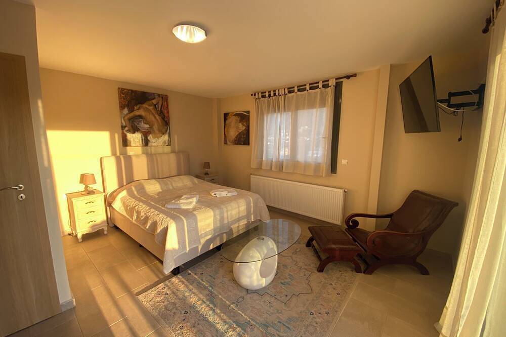 Euphoria Pool Villa in Porto Rafti, Markopoulo-Mesogaia