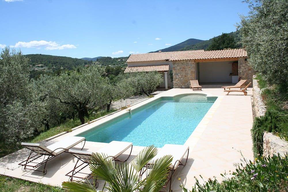 Villa in the heart of an olive grove with swimming pool and jacuzzi in Callas, Draguignan region