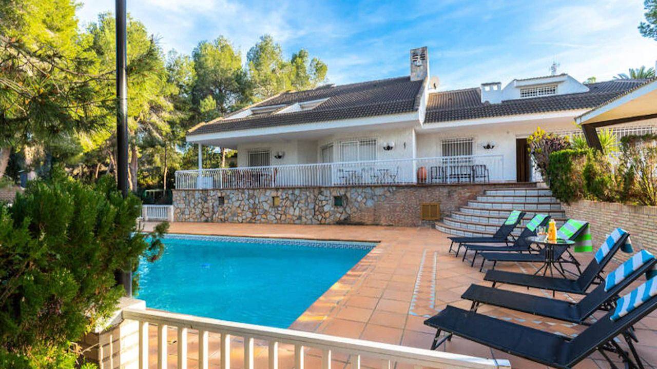 Apartamento vacacional entero, Acogedor refugio con aparcamiento, piscina, TV y jardín in Molina de Segura, Interior de Murcia