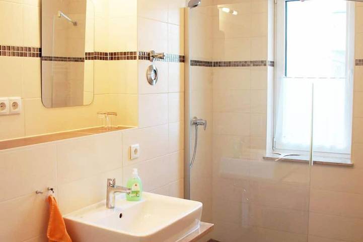 Ganze Wohnung, Wunderschöne Ferienwohnung direkt an der Ostsee in Strandvilla für 2-4 Pers. in Dierhagen Strand, Dierhagen