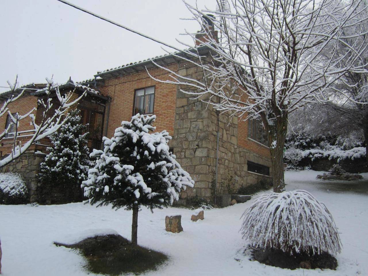 Three-Bedroom Townhouse in Hoyos del Espino, Provincia de Ávila