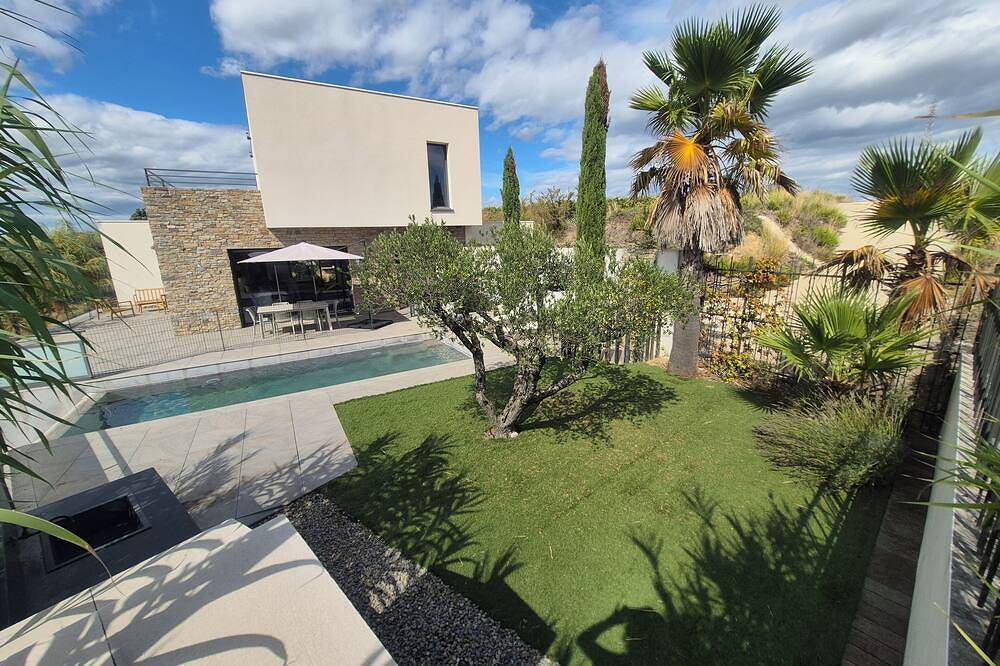 Villa Contemporaine Avec Piscine à Débordement in Nézignan-l'Évêque, Côte d'Améthyste