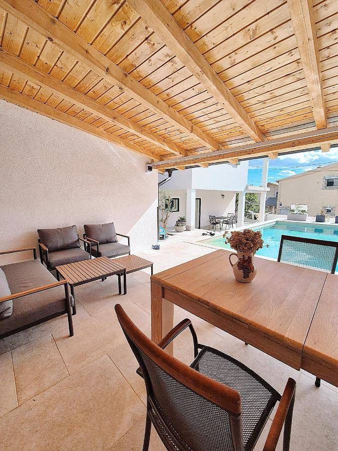 Ferienwohnung für 6 Personen, mit Garten und Ausblick sowie Pool in Karlobag