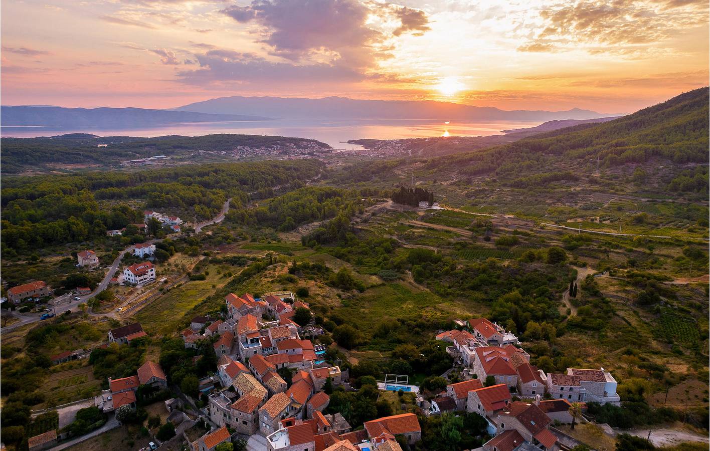 Apartment mit Meerblick, Pool, WLAN und Küche in der Nähe des Stadtzentrums von Pitve in Pitve, Hvar