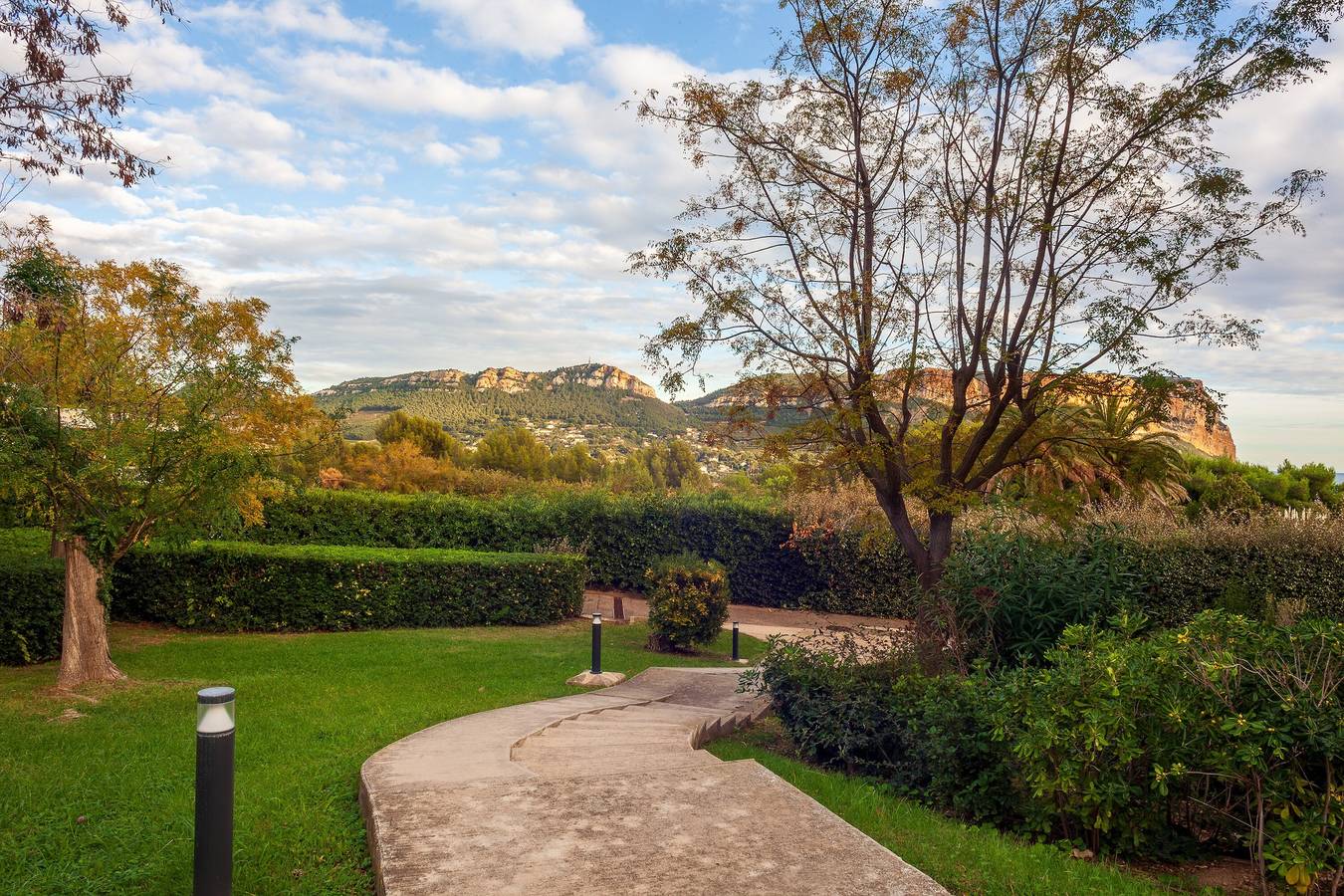 Appartement entier, Appartement 'Le Repaire' avec vue sur montagne, terrasse et jardin partagés in Cassis, Parc national des Calanques