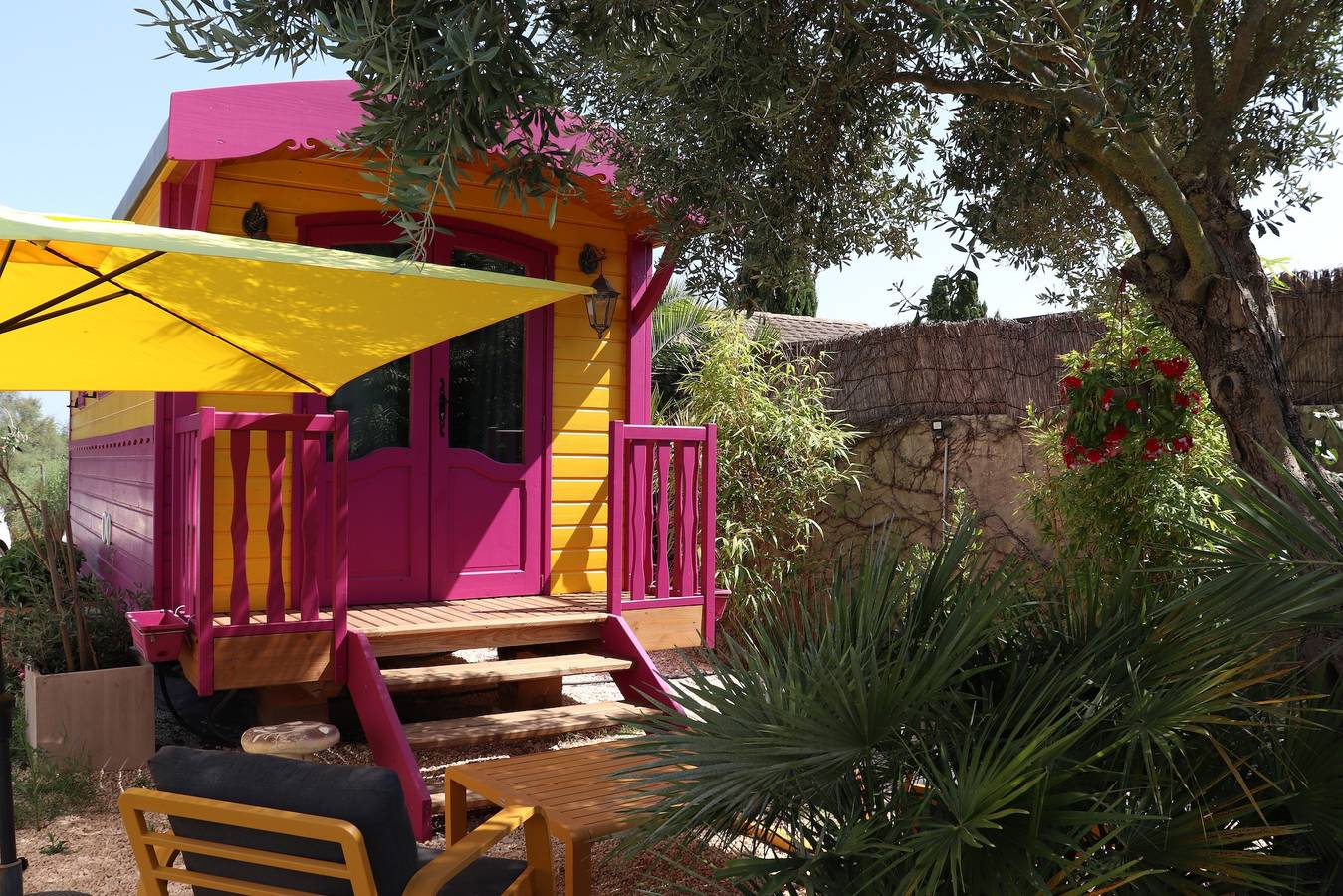 Entire holiday apartment, Gitane Caravan, Tiny House with Private Terrace in Aigues-Mortes, Côte d'Améthyste