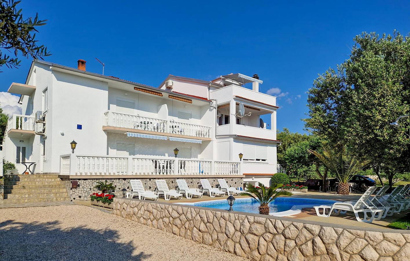 Ganze Ferienwohnung, Gemütliche 2-Zimmer-Wohnung mit Pool, WLAN und nur wenige Schritte vom Strand entfernt in Kaštel (Barbat), Barbat na Rabu