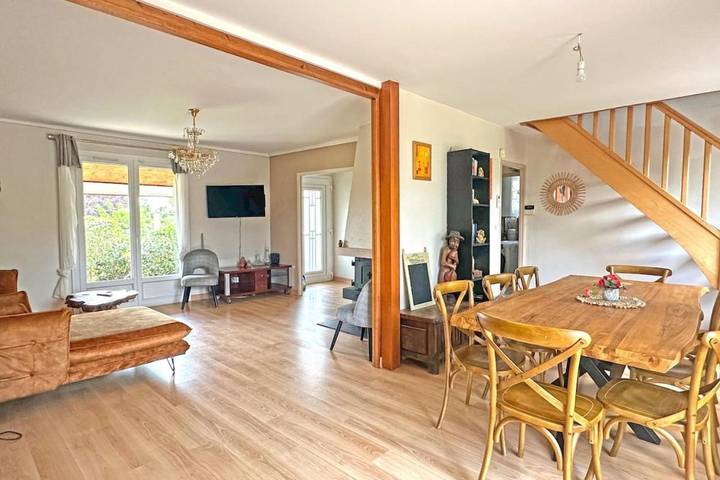 Location de vacances pour 6 personnes, avec terrasse et jardin à Chartrettes