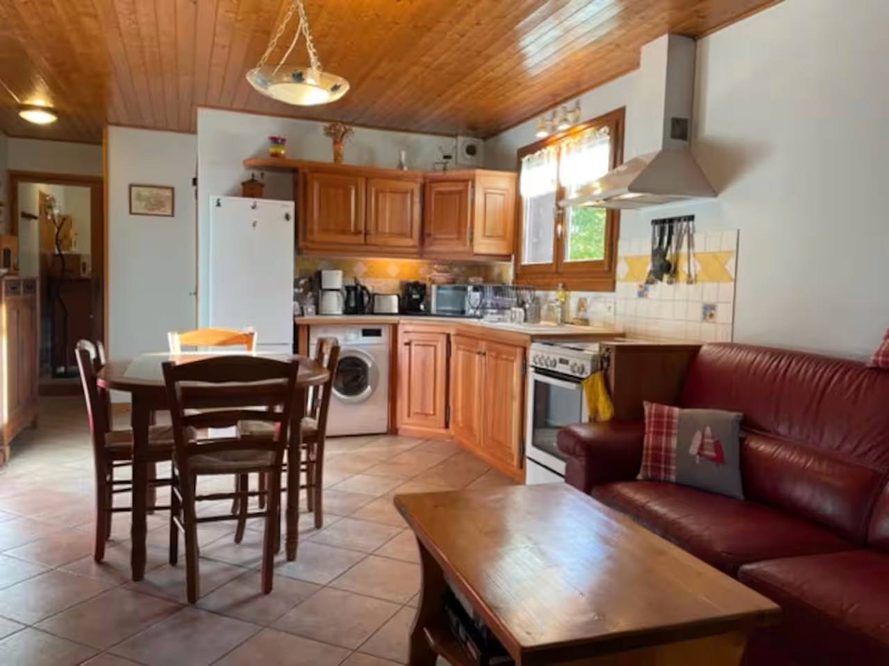Apartamento entero, Gîte l'erablière – 4 personas, vistas a los Alpes, jardín y mascotas in Hauteville, Chambéry region