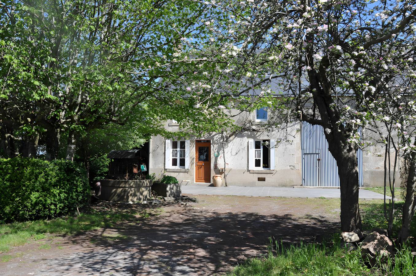 Holiday Home “La Charmille” with Private Terrace and Garden in Nouzerolles, Guéret region