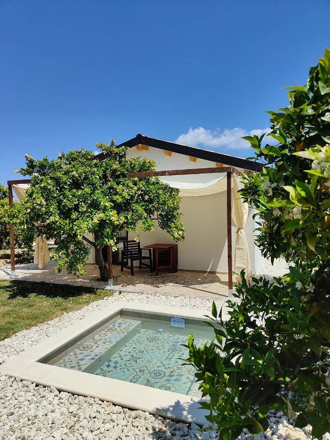 Resort per 4 persone, con Idromassaggio e Terrazza nonché Giardino e Piscina in Siracusa e dintorni