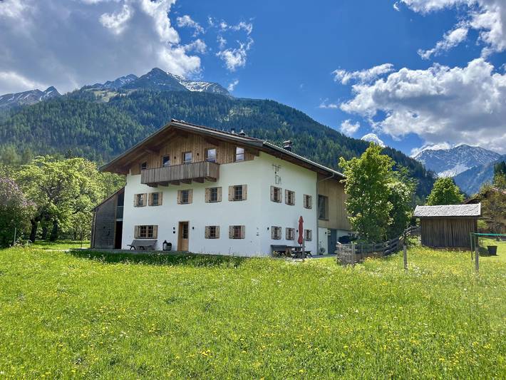 Ferienwohnung für 6 Personen, mit Terrasse und Garten sowie Ausblick in Bach