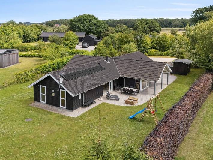 Ferienhaus für 14 Personen, mit Whirlpool und Terrasse sowie Garten und Pool in Ahl Strand