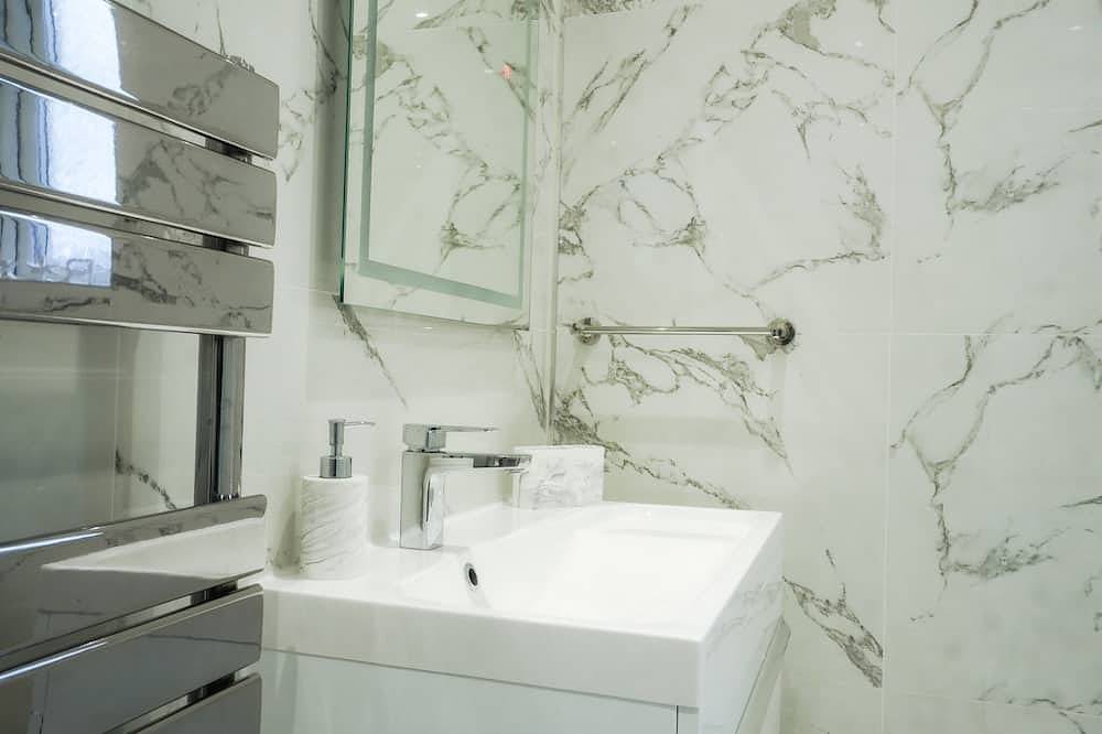 Executive King size 1-bedroom Contractor friendly - Free Parking! in Westcliff-on-Sea, Southend-on-Sea