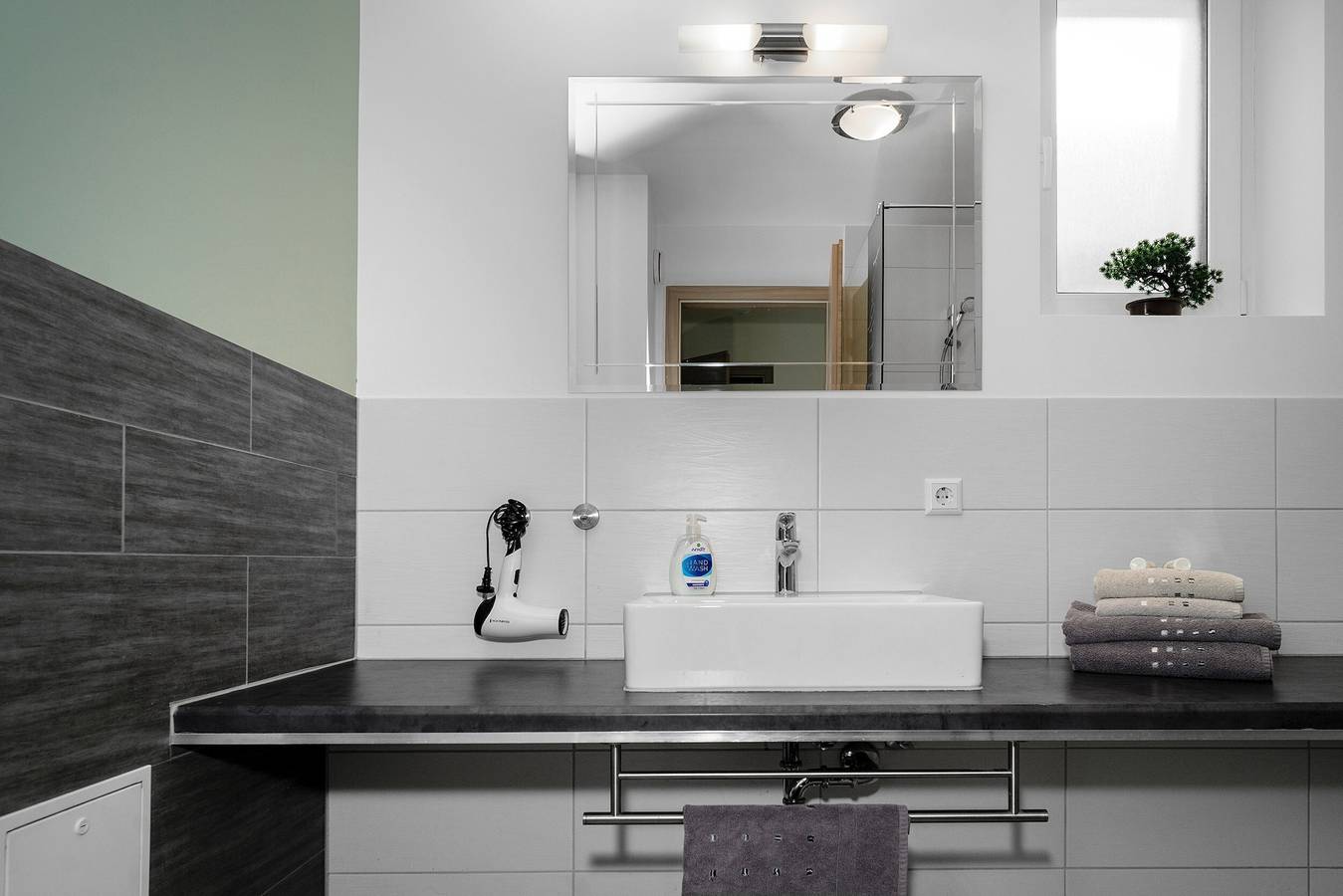 Ganze Wohnung, Apartment 5 im Aachapart - mit dem schönsten Blick auf die Aach, den Hohentwiel und das Rosenegg in Rielasingen-Worblingen, Hegau
