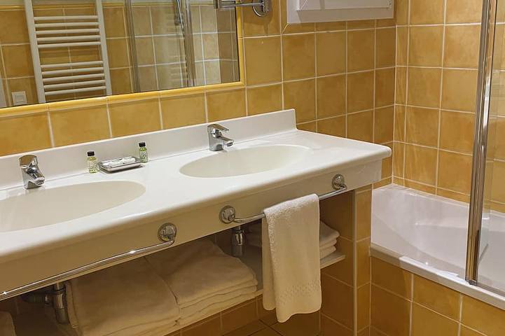 Location de vacances pour 4 personnes, avec terrasse et piscine ainsi que jardin et jacuzzi à Carros - 4