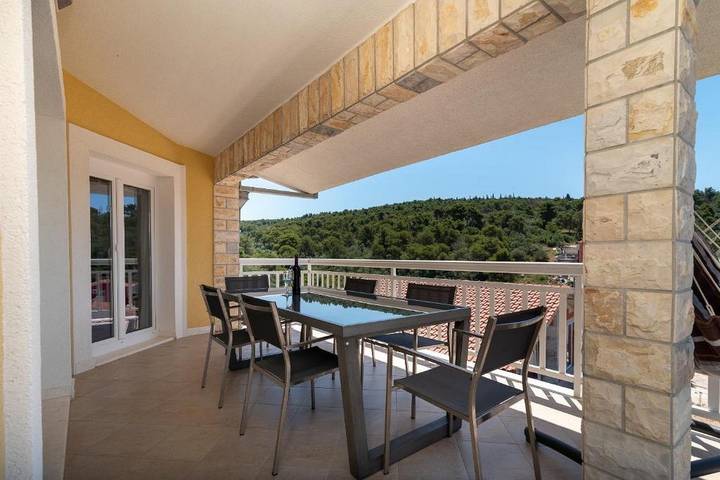 Ferienwohnung für 6 Personen, mit Balkon/Terrasse und Pool in Trogir