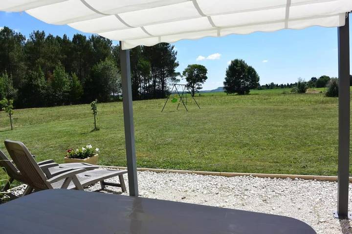 Location de vacances pour 4 personnes, avec piscine ainsi que vue et jardin, adapté aux familles à Trémons