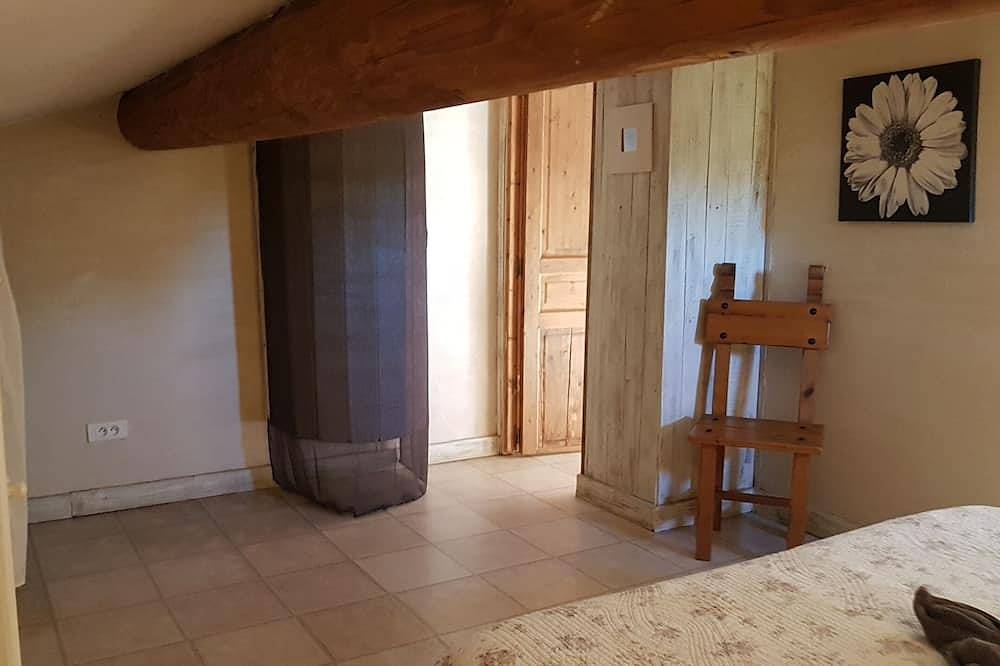 Maisonnette gîte 4 personnes à Eygalières au pied du parc naturel des Alpilles in Eygalières, Région d'Arles