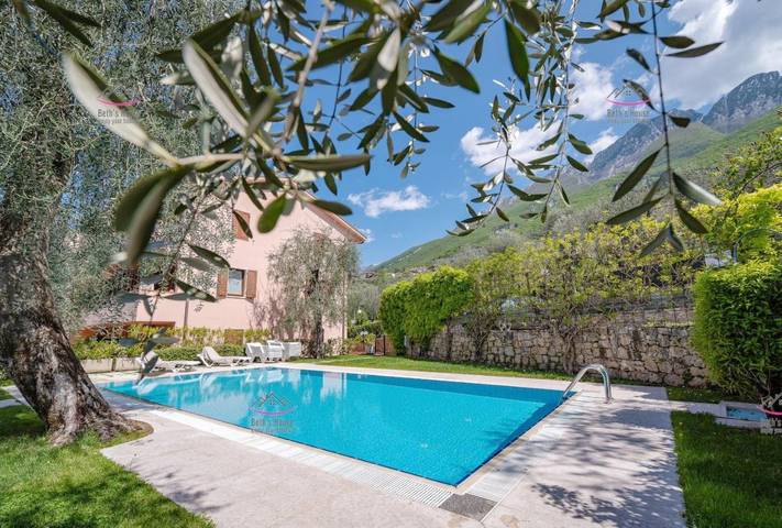 Ferienwohnung für 4 Personen, mit Garten und Ausblick sowie Pool und Seeblick