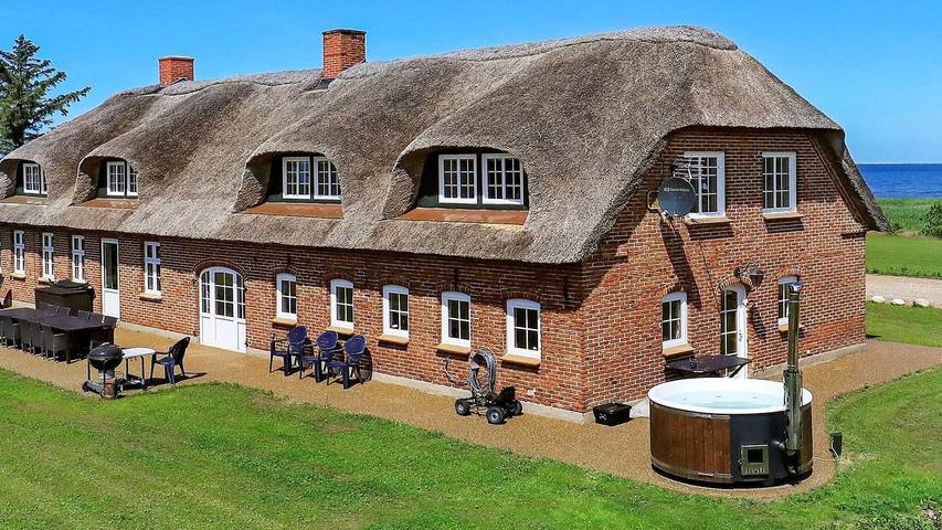 Ferienhaus für 21 Personen, mit Whirlpool und Terrasse, mit Haustier in Ulfborg