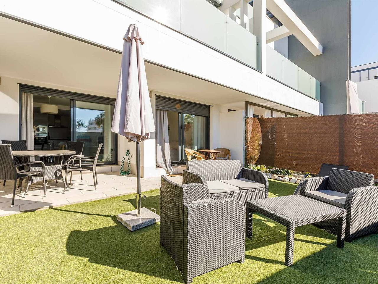 Apartamento entero, Apartamento moderno con piscina, aire acondicionado y parking para 6 en Caleta de Vélez in Urbanización Villa del Mar, Vélez-Málaga