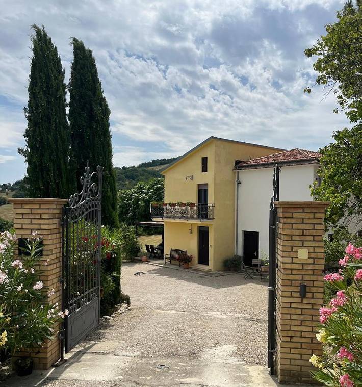 Location de vacances pour 4 personnes, avec jardin ainsi que piscine et vue à Montebello di Bertona - 4