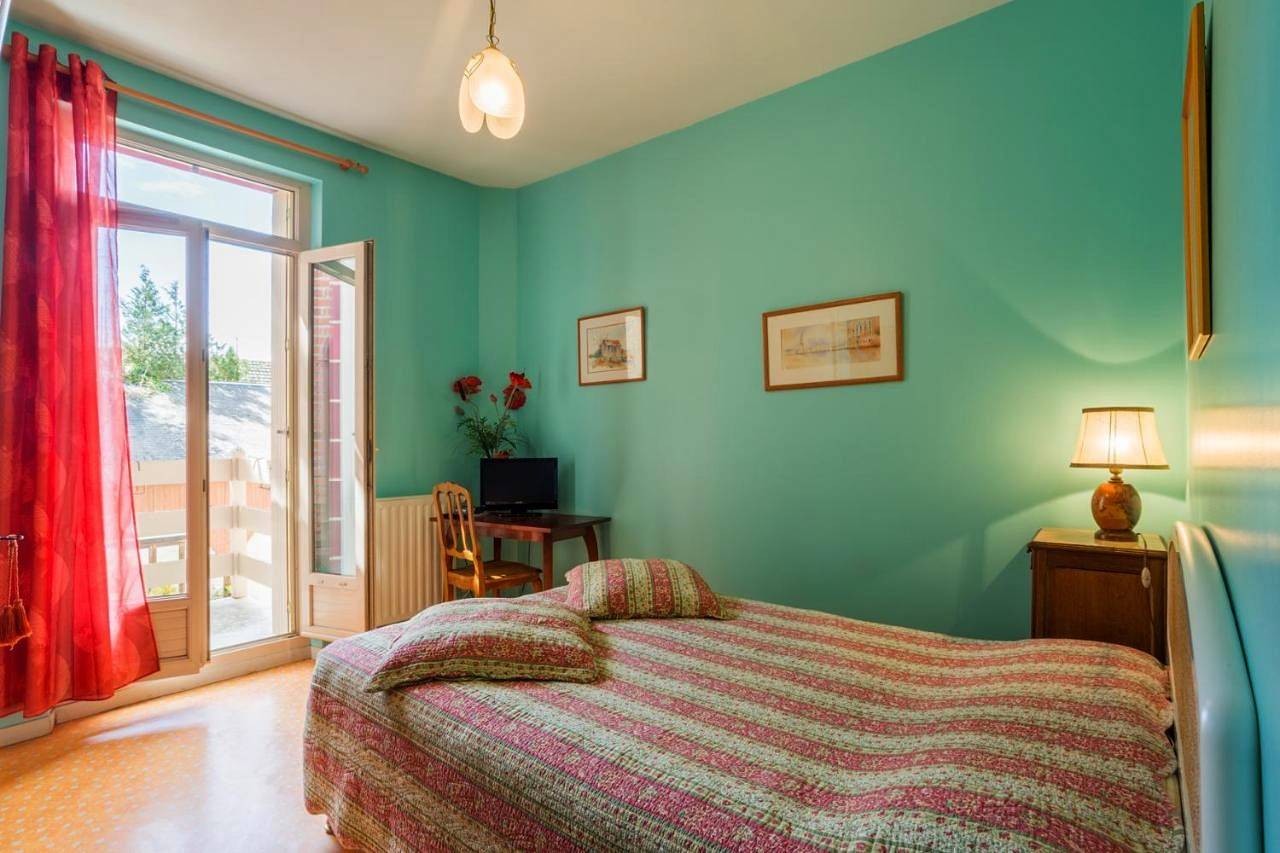 Twin Room with Private Bathroom in La Chartre-sur-le-Loir, Vallée de la Loire