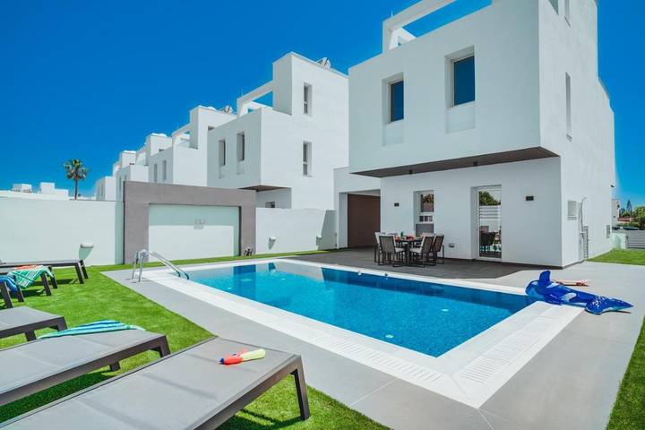 Ferienhaus für 8 Personen, mit Ausblick und Pool sowie Terrasse, mit Haustier in Ayia Napa