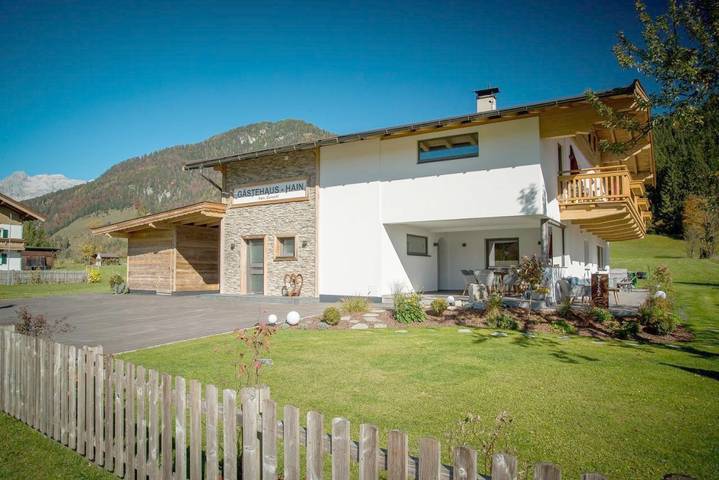 Ferienwohnung für 6 Personen, mit Balkon und Terrasse sowie Garten und Sauna in Hochfilzen