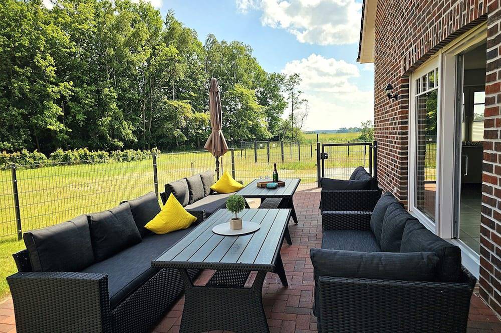 Geräumiges Ferienhaus Ostsee Lodge mit moderner Ausstattung nahe Sandstrand in Wischuer, Biendorf