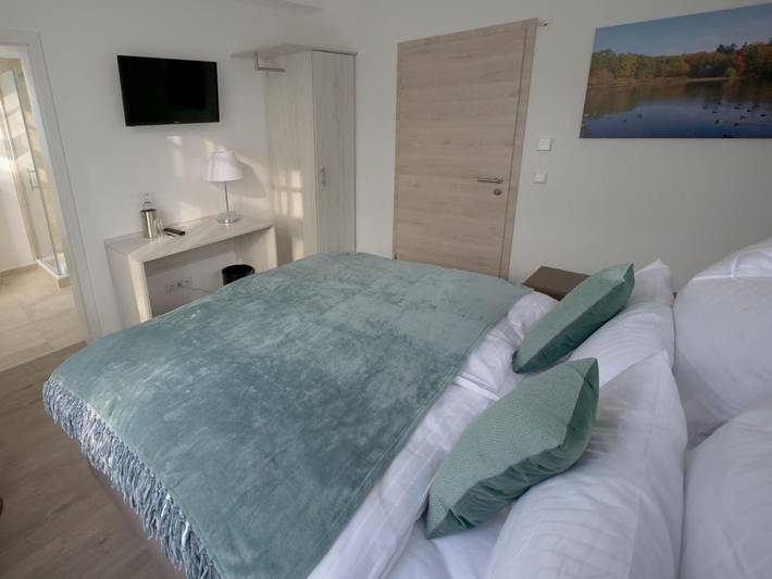 Hotel für 3 Personen, mit Balkon und Terrasse sowie Garten und Seeblick in Bensheim - 4